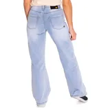 Jeans de mujer CAT, color celeste claro lavado, tiro alto, corte amplio a lo largo de la pierna con ligero efecto acampanado. Presenta roturas en la zona de la rodilla y pequeños desgastes en el frente.