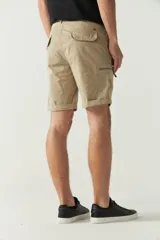 Bermuda cargo color verde militar con bolsillos laterales con cierre y logo metálico.