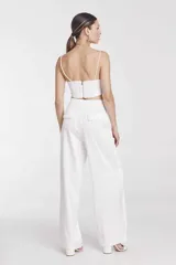 Pantalón de vestir blanco de corte recto.