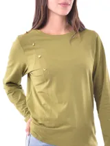 Remera negra de manga larga con detalles de botones dorados en el lado, diseño ajustado y elegante.