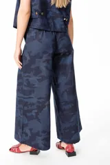 Pantalón de jean liviano con estampado camuflado azul. Corte sastrero y cintura ancha con elástico en la parte trasera.