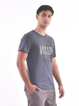 Remera slim fit de color gris, con estampado gráfico frontal.