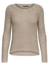 Sweater de punto color beige, con cuello redondo y mangas largas.