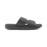 Sandalias tipo slide color negro con doble tira ajustable con hebillas.