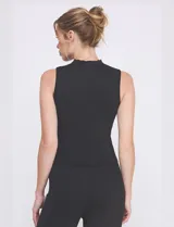 Top marrón de lurex con cuello alto y sin mangas.