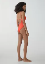 Traje de baño enterizo negro asimétrico, con un solo tirante fino, abertura lateral y foam extraíble.