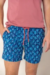 Short de baño azul con estampado floral en celeste y blanco, con cordón ajustable naranja.