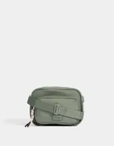 Bandolera color verde militar de tela deportiva con bolsillo frontal con cierre, puller de cordón y goma, correa regulable, cierre superior y tag de goma con el logo de la marca.