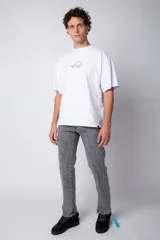 Pantalón jean azul de corte recto y ajuste relaxed fit, con bolsillos delanteros y traseros.