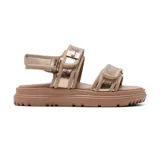 Sandalias bajas color beige con plataforma y tiras con hebillas.
