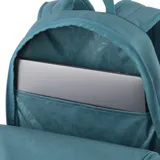 Mochila Puma modelo Buzz, color verde azulado (teal) con base negra. Presenta el logo de Puma en relieve en el panel frontal, un bolsillo superior con cierre y bolsillos laterales de malla.
