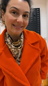 Chaqueta corta de paño color naranja flúor con solapa ancha y forro estampado.