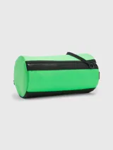 Neceser de viaje cilíndrico color verde con diseño color block y logo distintivo de Tommy Hilfiger.
