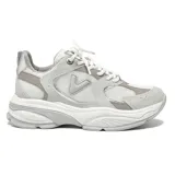 Championes deportivos Via Marte modelo Alya, color gris y blanco, con detalles en plateado. Capellada de malla y cuero sintético, ajuste con cordones y suela de goma.