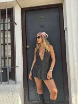 Pañuelo de tela rosada con estampado de flores y paisley en tonos blanco, rojo y verde.