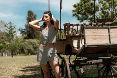 Conjunto de short y chaleco a rayas verticales en blanco y negro. El chaleco es corto con botones al frente y el short es de tiro alto con corte cruzado.