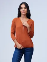 Blusa texturada de escote en V con cierre metálico, ajustada al cuerpo y de manga tres cuartos, de la marca Robert Louis.