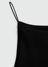 Top gris con tirantes finos, cuello halter y corte ajustado.