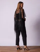 Kimono plisado color gris, marca Do Jessica McClintock, con terminación de ruedo con flecos.