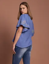 Blusa color beige de crepe marca Batía, con cuello a la base y escote en V. Presenta mangas cortas amplias con bordados.