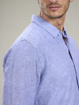 Camisa verde militar de manga larga, confeccionada en mezcla de lino y algodón. Tiene cuello clásico, cierre con botones y un bolsillo en el pecho.