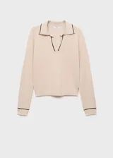 Jersey color beige de punto fino, con cuello polo con solapa y ribetes en contraste de color negro.