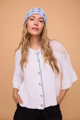 Saco blanco de lino y algodón tejido a máquina, con silueta en línea A, mangas anchas, escote redondo, bordado en la delantera y botones de nácar.