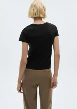 Camiseta blanca de algodón con logo 'Mango' estampado en dorado en el pecho.
