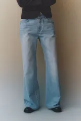 Pantalón de jean celeste de corte acampanado, tiro alto y cinco bolsillos.