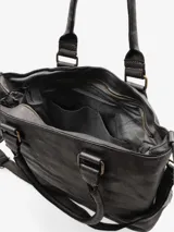 Bolso marrón de cuero con diseño tejido y apliques metálicos. Tiene doble asa corta y correa larga regulable.