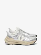 Zapatillas Veja Condor 3 Advanced plateadas con logo lateral en forma de V color crema y suela beige.