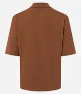 Remera femenina de algodón color marrón, con cuello alto en punto roma y mangas cortas con dobladillo.