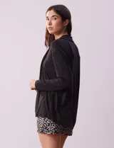 Conjunto de pijama de tres piezas, marca René Rofé. Incluye saco, musculosa con escote en V y short con cintura elastizada.