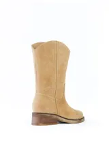 Bota de caña media color marrón chocolate, de gamuza, con puntera redondeada, costuras decorativas en marrón claro y taco bajo.