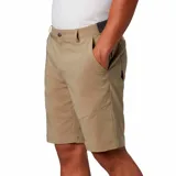 Short de hombre color verde oliva, con bolsillos laterales y traseros con cierre. Protección solar UPF 50 y repelencia al agua.