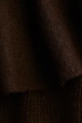 Buzo corto marrón de punto acanalado, con hombros descubiertos y volado ancho en el escote.