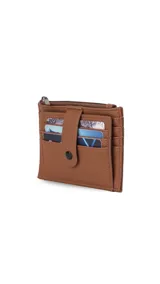 Tarjetero negro de símil cuero con presilla frontal y capacidad para 11 tarjetas. Incluye un visor transparente y un bolsillo con cierre para monedas o billetes.