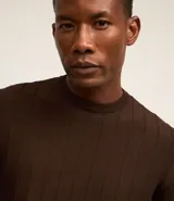 Remera de manga corta color marrón, con cuello redondo y textura acanalada vertical. Confeccionada en viscosa y poliamida.