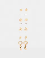 Set de nueve pares de aros dorados con diferentes diseños: círculos lisos, perlas, flores caladas, strass, mariposas, plumas y aros tipo argolla con strass.