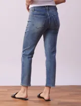 Jean recto de denim azul, marca Royalty.