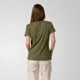 Remera blanca de mujer, con cuello en V y logo de Caterpillar estampado en el pecho.