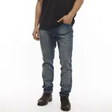 Pantalón jean Wrangler modelo Larston de corte slim fit, color azul con lavado medio y detalles de costuras en contraste. Cierre con cremallera y botón, cinco bolsillos y etiqueta de cuero con logo en la parte trasera.