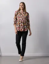 Blusa de gasa estampada marca Zac & Rachel. Tiene cuello a la base con escote en V y abertura central con botones. La delantera tiene detalle plisado y el largo de manga es regulable con presilla y botón.