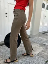 Pantalón de jean color marrón, de corte recto y tiro medio.