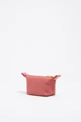 Monedero trapecio de tamaño mini, color crudo, con cierre dorado y logo de la marca estampado en dorado.