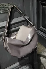 Billetera negra de cuero con cierre de cremallera, múltiples ranuras para tarjetas, compartimento para billetes y monedero con cremallera.