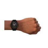 Reloj Armani Exchange para hombre, con caja redonda de acero inoxidable color negro, esfera negra con detalles en naranja y correa de cuero negra.