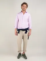 Camisa blanca de popelín para hombre, marca El Ganso. Corte slim fit, cuello italiano con ballenas, manga larga terminada en puño simple y logo bordado en el pecho.