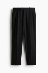 Pantalón de vestir negro de corte recto, confeccionado en mezcla de lino y algodón. Cuenta con cierre frontal con botón y gancho ocultos, bolsillos laterales y traseros ribeteados, pinzas y pliegues delanteros y traseros.