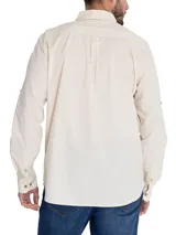 Camisa casual de hombre RKF Galiton, color amarillo claro, de manga larga ajustable con botones de madera. Confeccionada en popelina 100% algodón orgánico, con bolsillo de pecho con logo bordado y protección UV 20+.
